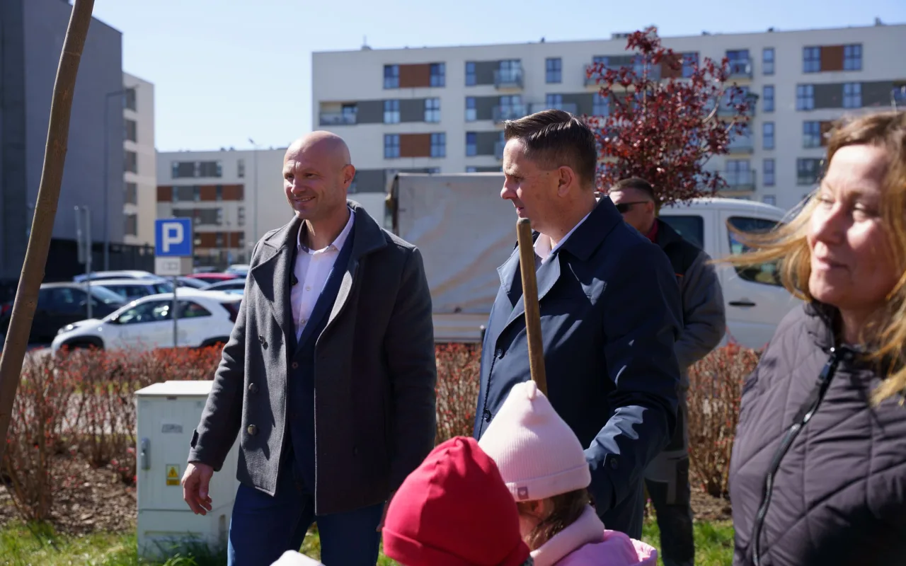 Przedszkolaki z Zielonego Zakątka zazieleniają centrum (41 z 41)