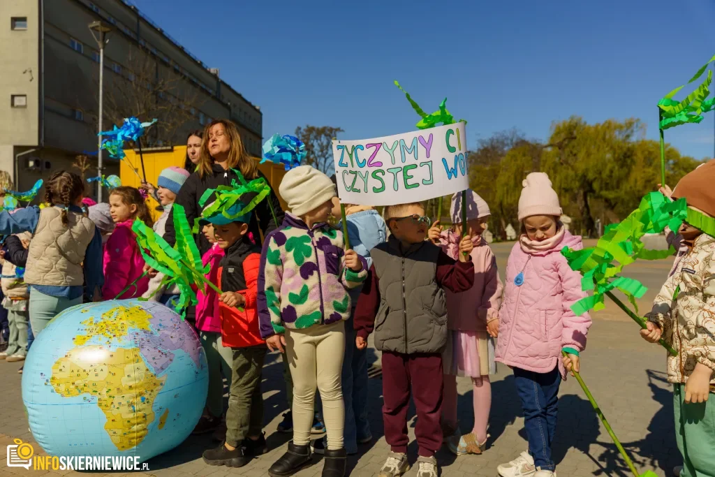 Przedszkolaki z Zielonego Zakątka zazieleniają centrum. Tak Skierniewice uczciły Dzień Ziemi 1 Przedszkolaki z Zielonego Zakątka zazieleniają centrum (6 z 41)