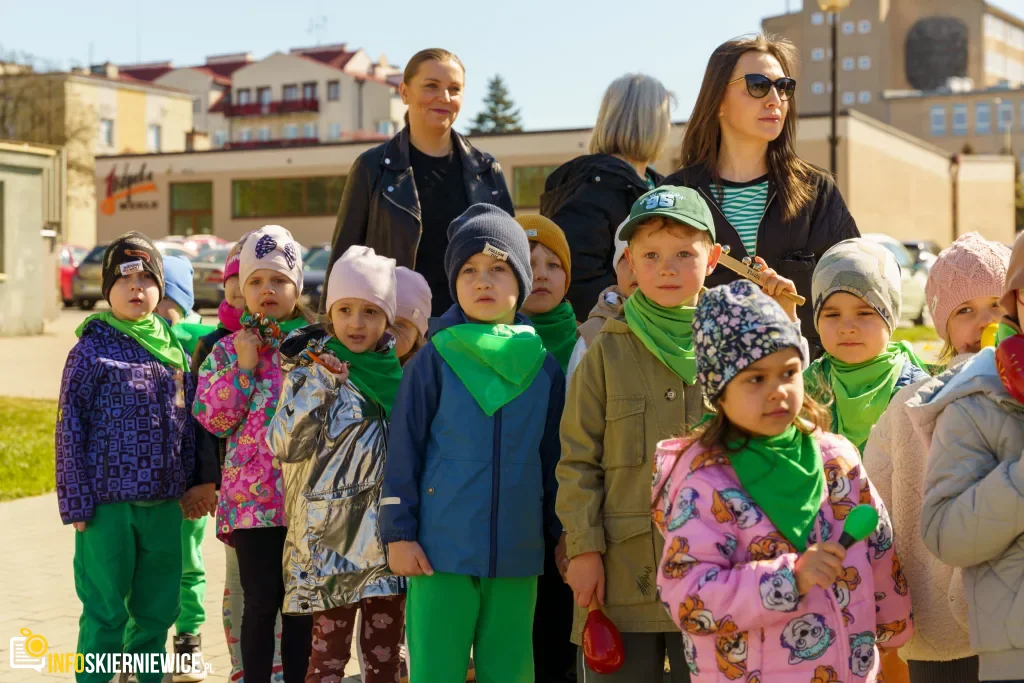 Przedszkolaki z Zielonego Zakątka zazieleniają centrum. Tak Skierniewice uczciły Dzień Ziemi 1 Przedszkolaki z Zielonego Zakątka zazieleniają centrum (8 z 41)