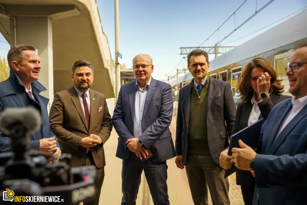 Dzisiaj, 13 kwietnia, na stacji w Skierniewicach zaprezentowano Pociąg Nieśpieszny. Zobacz zdjęcia retro wnętrz i sprawdź daty kursów na majówkę 2026!