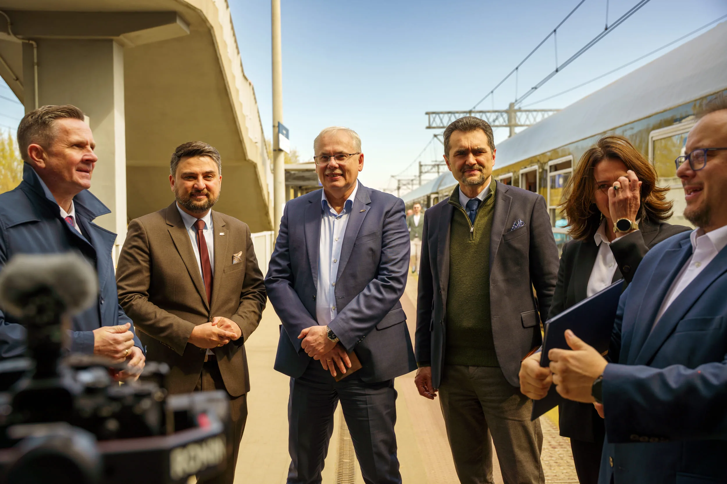 Dzisiaj, 13 kwietnia, na stacji w Skierniewicach zaprezentowano Pociąg Nieśpieszny. Zobacz zdjęcia retro wnętrz i sprawdź daty kursów na majówkę 2026!