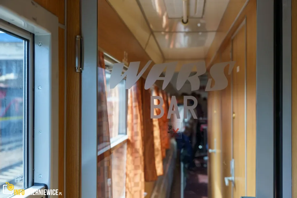 Dzisiaj, 13 kwietnia, na stacji w Skierniewicach zaprezentowano Pociąg Nieśpieszny. Zobacz zdjęcia retro wnętrz i sprawdź daty kursów na majówkę 2026!