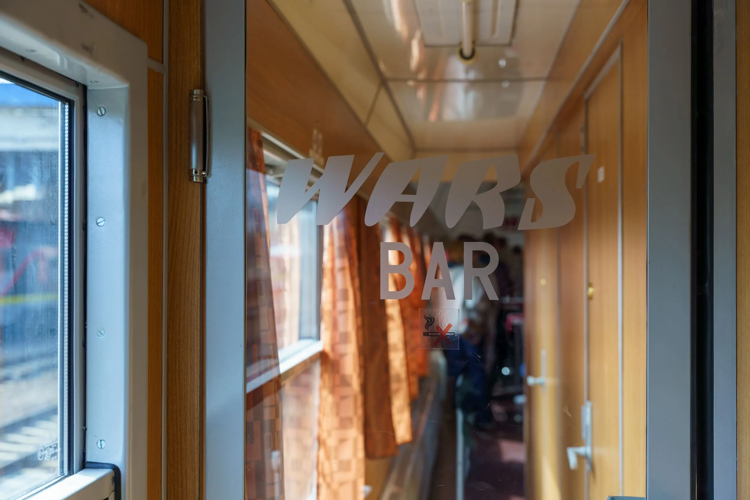 Dzisiaj, 13 kwietnia, na stacji w Skierniewicach zaprezentowano Pociąg Nieśpieszny. Zobacz zdjęcia retro wnętrz i sprawdź daty kursów na majówkę 2026!