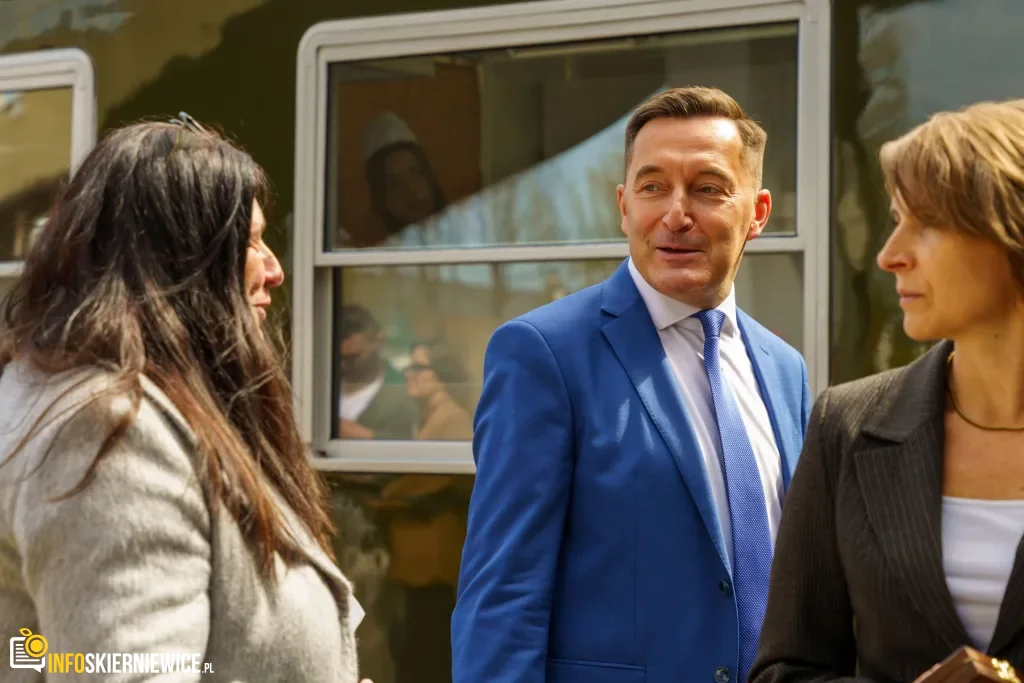 Dzisiaj, 13 kwietnia, na stacji w Skierniewicach zaprezentowano Pociąg Nieśpieszny. Zobacz zdjęcia retro wnętrz i sprawdź daty kursów na majówkę 2026!
