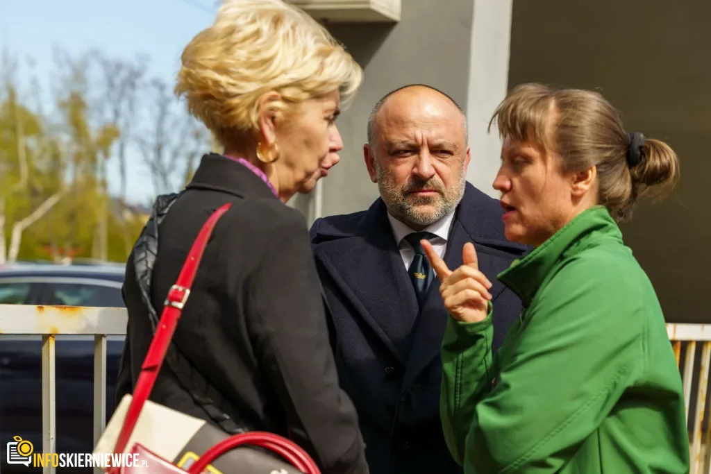Dzisiaj, 13 kwietnia, na stacji w Skierniewicach zaprezentowano Pociąg Nieśpieszny. Zobacz zdjęcia retro wnętrz i sprawdź daty kursów na majówkę 2026!