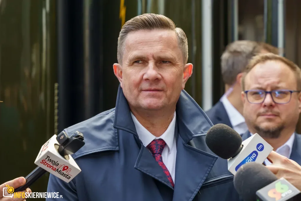 Dzisiaj, 13 kwietnia, na stacji w Skierniewicach zaprezentowano Pociąg Nieśpieszny. Zobacz zdjęcia retro wnętrz i sprawdź daty kursów na majówkę 2026!
