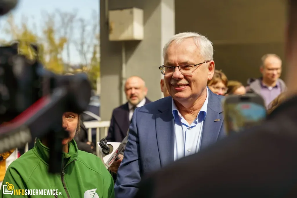 Dzisiaj, 13 kwietnia, na stacji w Skierniewicach zaprezentowano Pociąg Nieśpieszny. Zobacz zdjęcia retro wnętrz i sprawdź daty kursów na majówkę 2026!