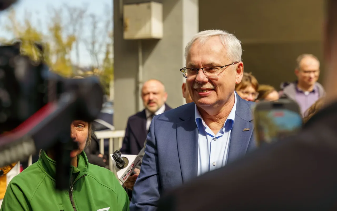 Dzisiaj, 13 kwietnia, na stacji w Skierniewicach zaprezentowano Pociąg Nieśpieszny. Zobacz zdjęcia retro wnętrz i sprawdź daty kursów na majówkę 2026!