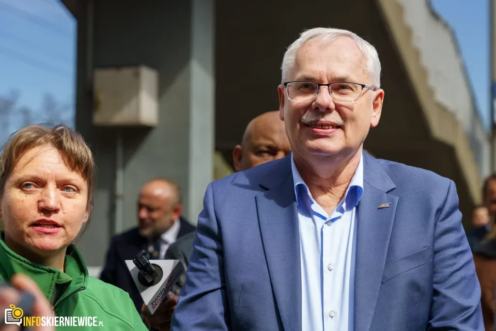Dzisiaj, 13 kwietnia, na stacji w Skierniewicach zaprezentowano Pociąg Nieśpieszny. Zobacz zdjęcia retro wnętrz i sprawdź daty kursów na majówkę 2026!