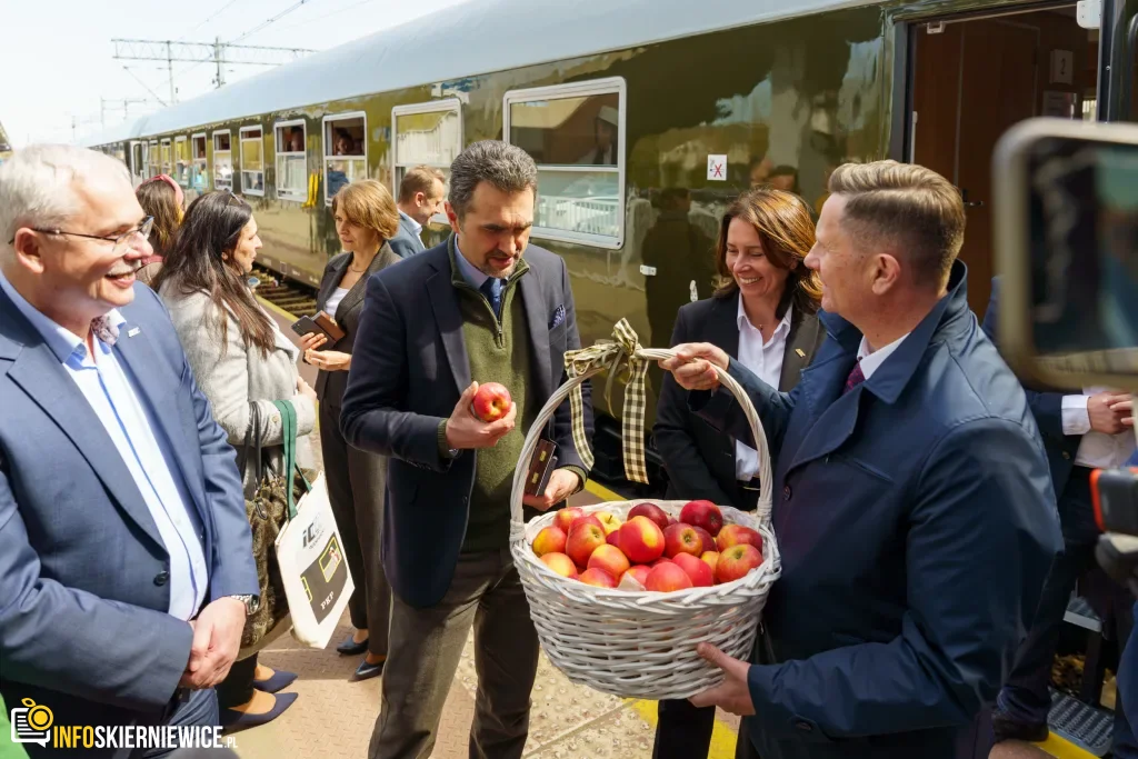 Dzisiaj, 13 kwietnia, na stacji w Skierniewicach zaprezentowano Pociąg Nieśpieszny. Zobacz zdjęcia retro wnętrz i sprawdź daty kursów na majówkę 2026!