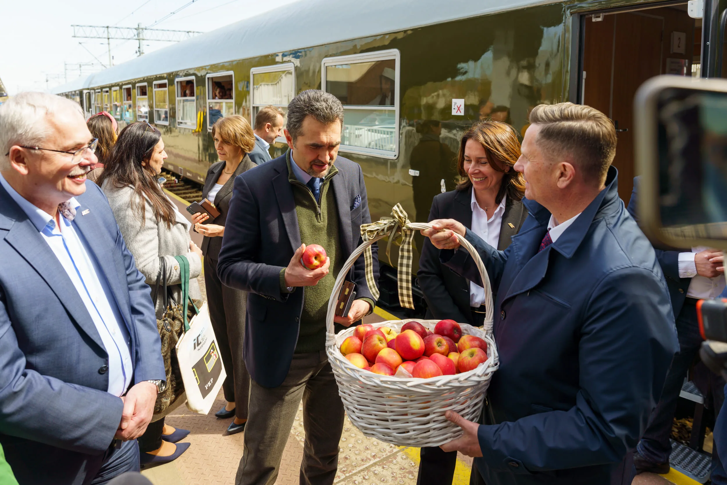 Dzisiaj, 13 kwietnia, na stacji w Skierniewicach zaprezentowano Pociąg Nieśpieszny. Zobacz zdjęcia retro wnętrz i sprawdź daty kursów na majówkę 2026!