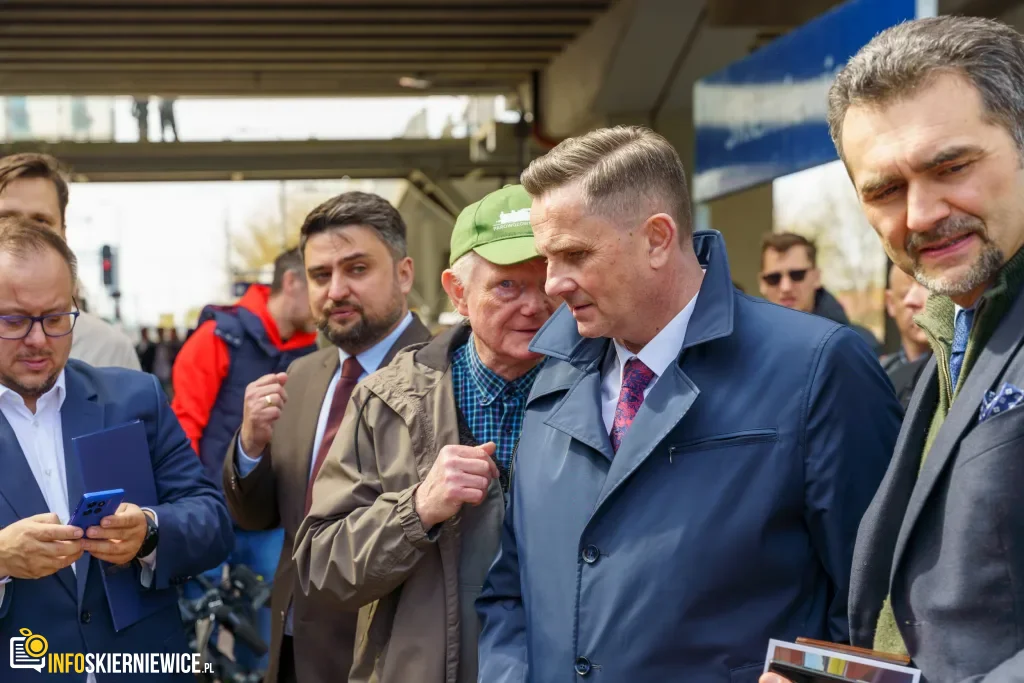 Dzisiaj, 13 kwietnia, na stacji w Skierniewicach zaprezentowano Pociąg Nieśpieszny. Zobacz zdjęcia retro wnętrz i sprawdź daty kursów na majówkę 2026!