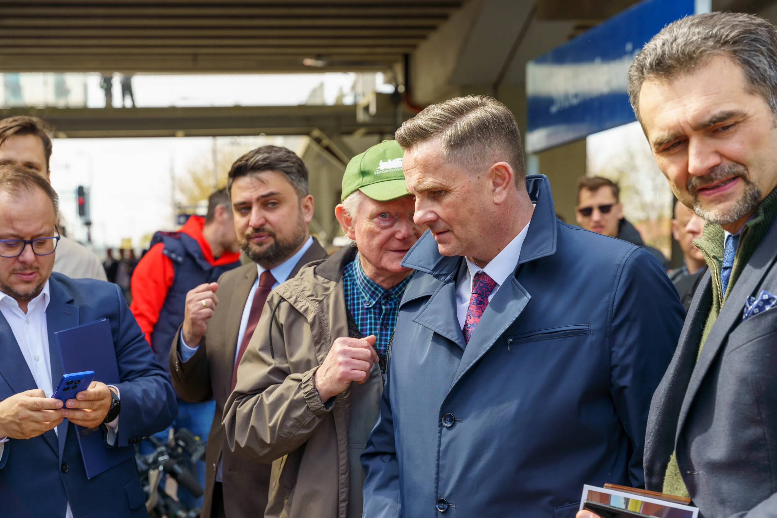 Dzisiaj, 13 kwietnia, na stacji w Skierniewicach zaprezentowano Pociąg Nieśpieszny. Zobacz zdjęcia retro wnętrz i sprawdź daty kursów na majówkę 2026!