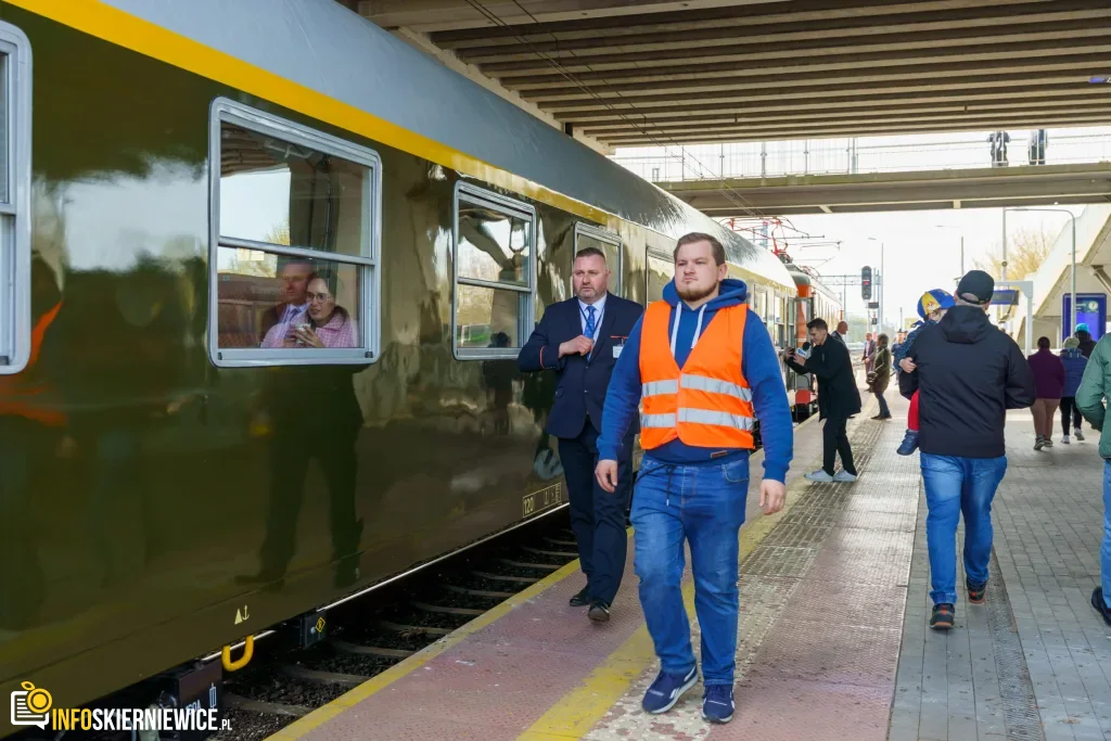 Dzisiaj, 13 kwietnia, na stacji w Skierniewicach zaprezentowano Pociąg Nieśpieszny. Zobacz zdjęcia retro wnętrz i sprawdź daty kursów na majówkę 2026!