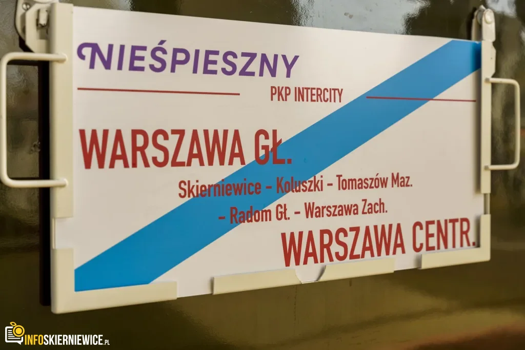 Dzisiaj, 13 kwietnia, na stacji w Skierniewicach zaprezentowano Pociąg Nieśpieszny. Zobacz zdjęcia retro wnętrz i sprawdź daty kursów na majówkę 2026!