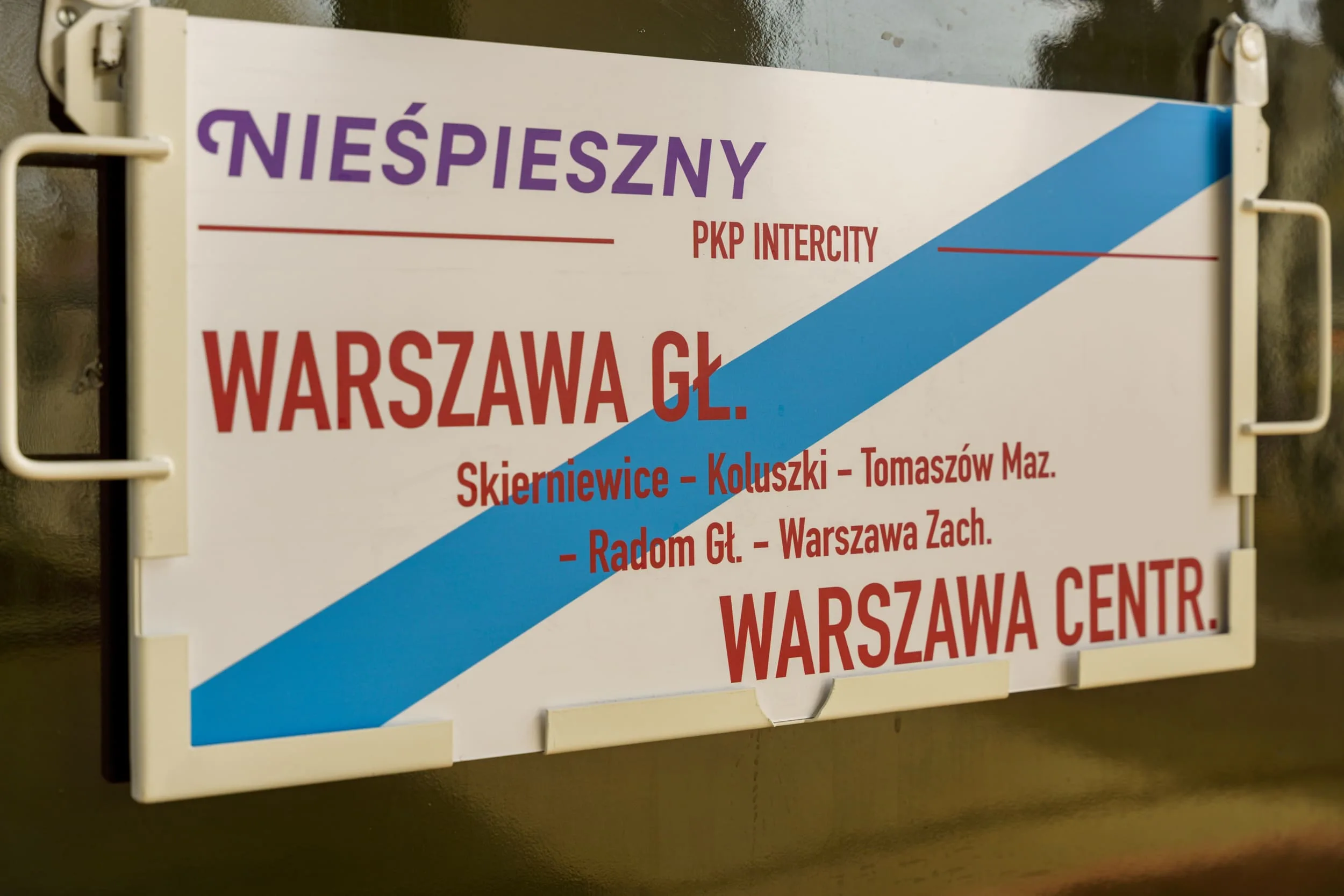 Dzisiaj, 13 kwietnia, na stacji w Skierniewicach zaprezentowano Pociąg Nieśpieszny. Zobacz zdjęcia retro wnętrz i sprawdź daty kursów na majówkę 2026!