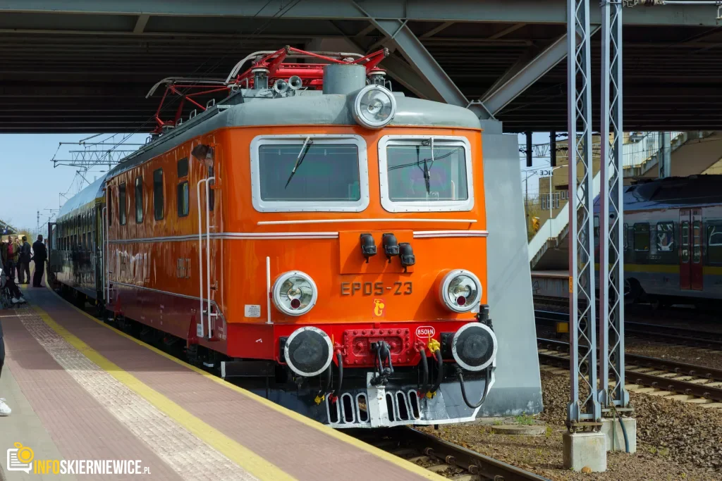 Dzisiaj, 13 kwietnia, na stacji w Skierniewicach zaprezentowano Pociąg Nieśpieszny. Zobacz zdjęcia retro wnętrz i sprawdź daty kursów na majówkę 2026!