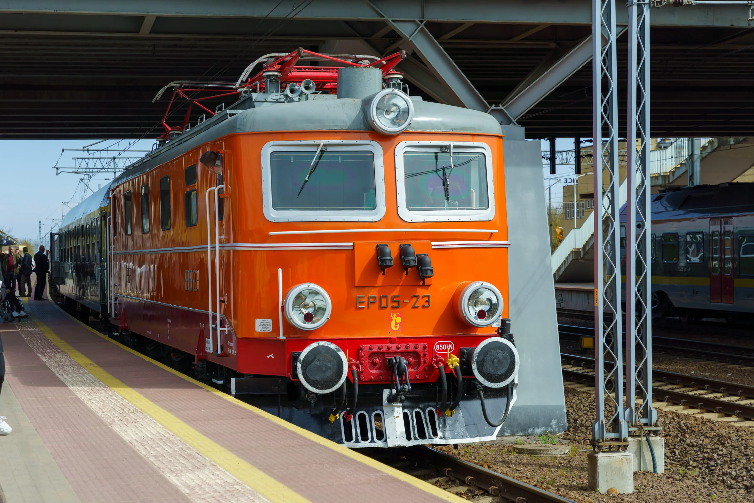 Dzisiaj, 13 kwietnia, na stacji w Skierniewicach zaprezentowano Pociąg Nieśpieszny. Zobacz zdjęcia retro wnętrz i sprawdź daty kursów na majówkę 2026!