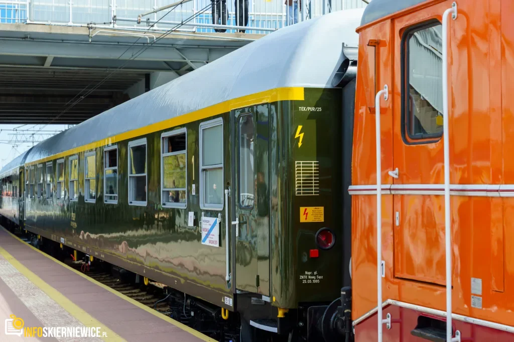 Dzisiaj, 13 kwietnia, na stacji w Skierniewicach zaprezentowano Pociąg Nieśpieszny. Zobacz zdjęcia retro wnętrz i sprawdź daty kursów na majówkę 2026!