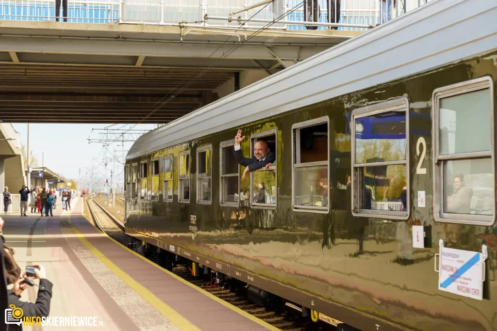 Dzisiaj, 13 kwietnia, na stacji w Skierniewicach zaprezentowano Pociąg Nieśpieszny. Zobacz zdjęcia retro wnętrz i sprawdź daty kursów na majówkę 2026!