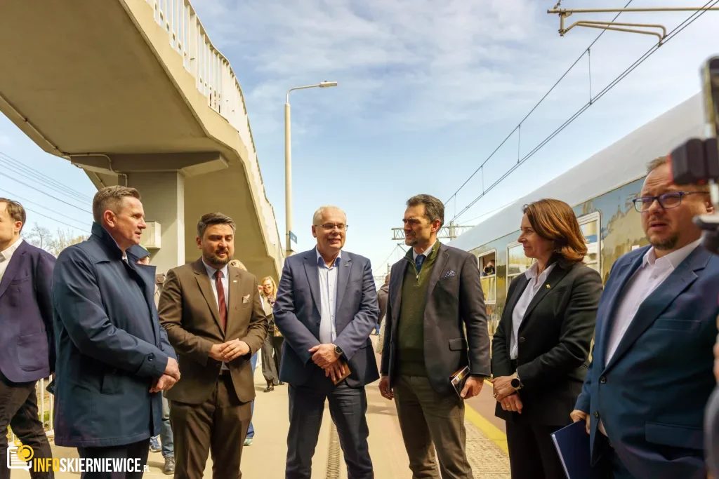 Dzisiaj, 13 kwietnia, na stacji w Skierniewicach zaprezentowano Pociąg Nieśpieszny. Zobacz zdjęcia retro wnętrz i sprawdź daty kursów na majówkę 2026!