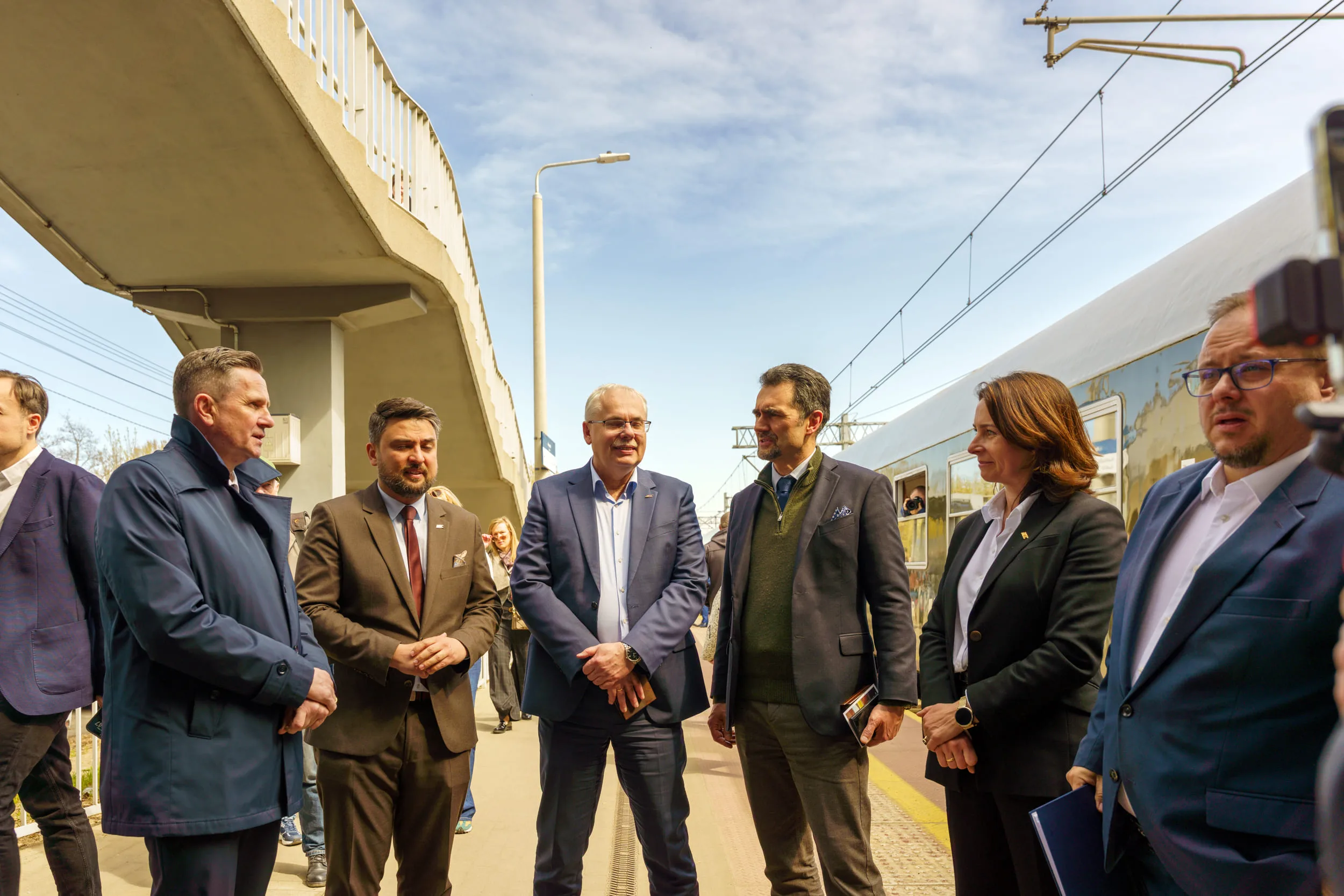 Dzisiaj, 13 kwietnia, na stacji w Skierniewicach zaprezentowano Pociąg Nieśpieszny. Zobacz zdjęcia retro wnętrz i sprawdź daty kursów na majówkę 2026!