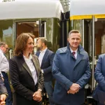 Dzisiaj, 13 kwietnia, na stacji w Skierniewicach zaprezentowano Pociąg Nieśpieszny. Zobacz zdjęcia retro wnętrz i sprawdź daty kursów na majówkę 2026!