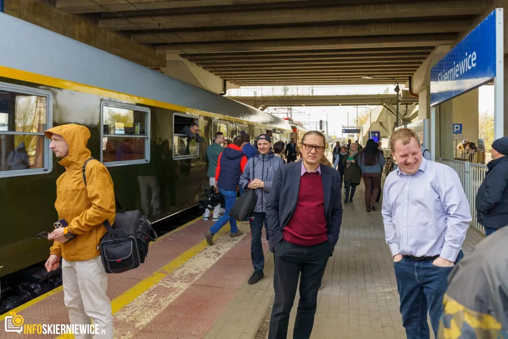 Dzisiaj, 13 kwietnia, na stacji w Skierniewicach zaprezentowano Pociąg Nieśpieszny. Zobacz zdjęcia retro wnętrz i sprawdź daty kursów na majówkę 2026!