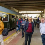 Dzisiaj, 13 kwietnia, na stacji w Skierniewicach zaprezentowano Pociąg Nieśpieszny. Zobacz zdjęcia retro wnętrz i sprawdź daty kursów na majówkę 2026!