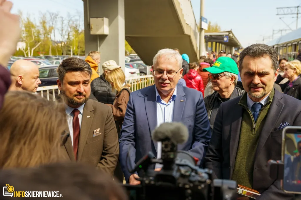 Dzisiaj, 13 kwietnia, na stacji w Skierniewicach zaprezentowano Pociąg Nieśpieszny. Zobacz zdjęcia retro wnętrz i sprawdź daty kursów na majówkę 2026!