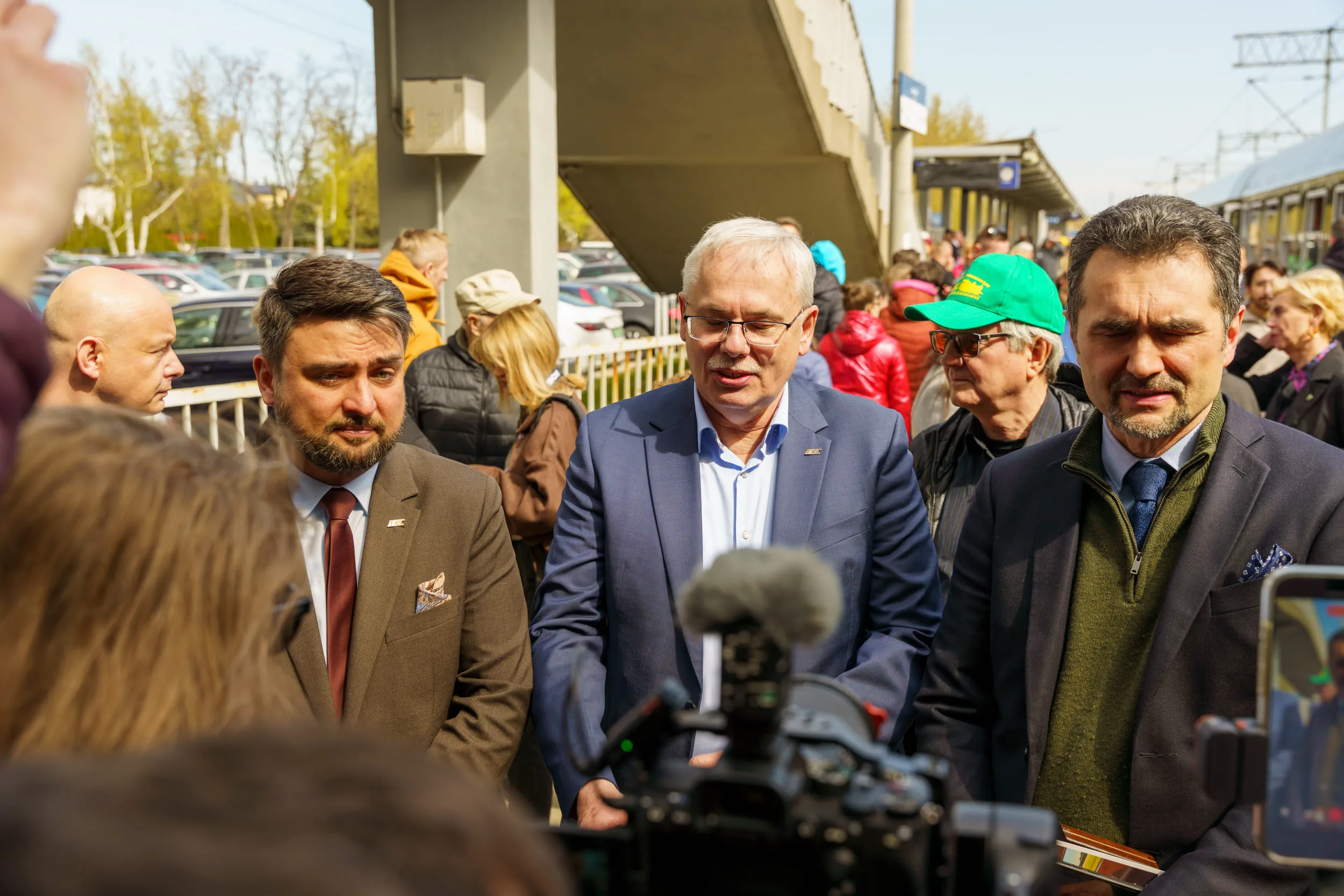 Dzisiaj, 13 kwietnia, na stacji w Skierniewicach zaprezentowano Pociąg Nieśpieszny. Zobacz zdjęcia retro wnętrz i sprawdź daty kursów na majówkę 2026!