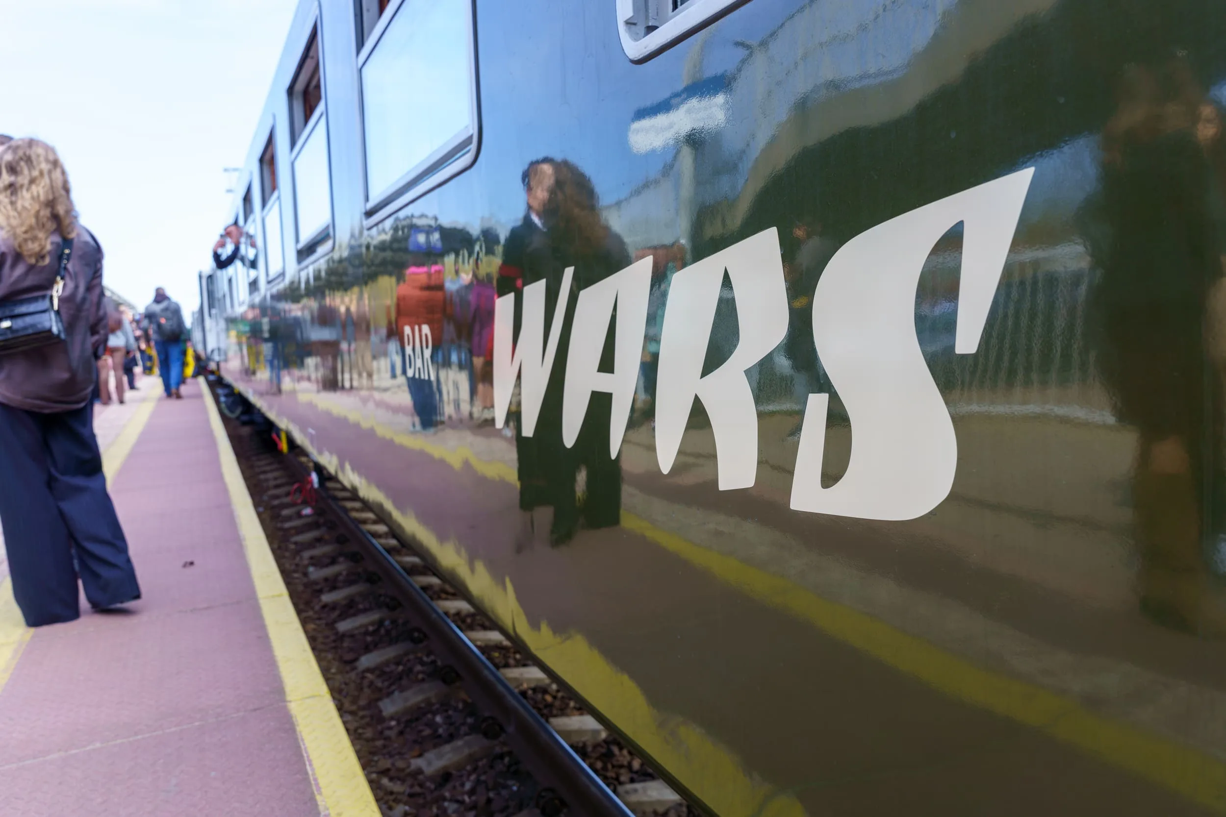 Dzisiaj, 13 kwietnia, na stacji w Skierniewicach zaprezentowano Pociąg Nieśpieszny. Zobacz zdjęcia retro wnętrz i sprawdź daty kursów na majówkę 2026!