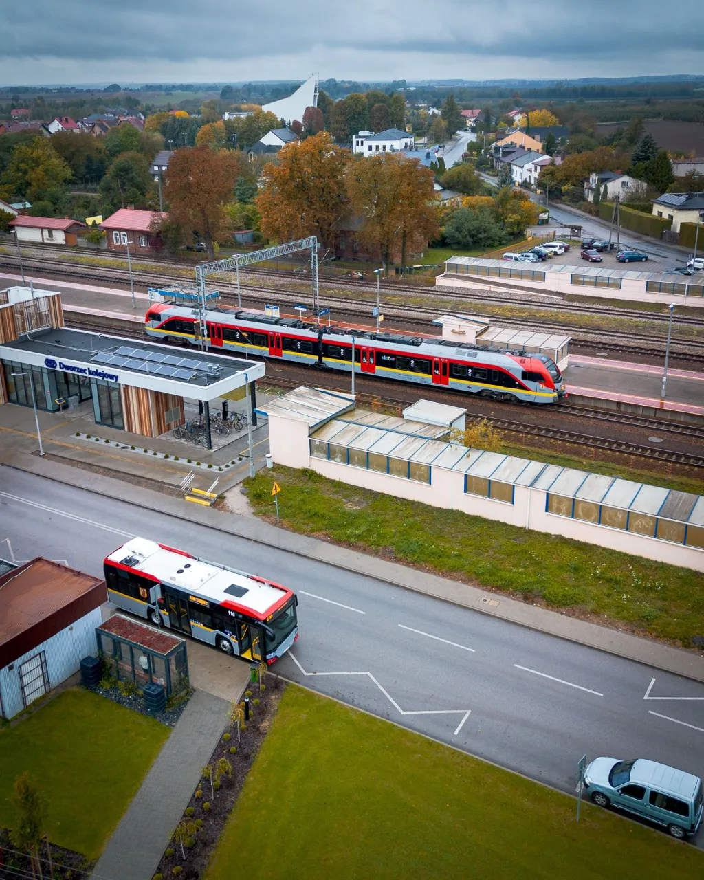 Pociąg Łódzkiej Kolei Aglomeracyjnej jako sposób na majówkową wycieczkę do Spały, Skierniewic i Rogowa