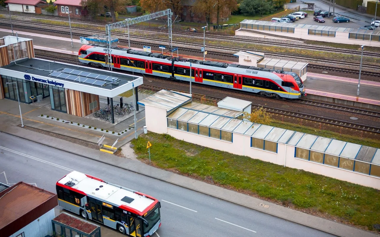Pociąg Łódzkiej Kolei Aglomeracyjnej jako sposób na majówkową wycieczkę do Spały, Skierniewic i Rogowa