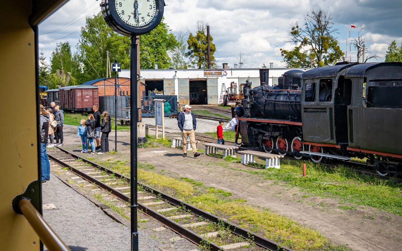 Pociąg Łódzkiej Kolei Aglomeracyjnej jako sposób na majówkową wycieczkę do Spały, Skierniewic i Rogowa