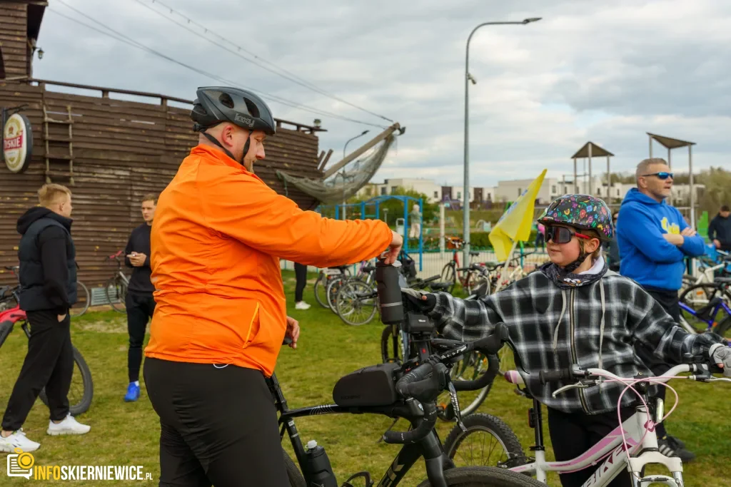 Rowerzyści podczas spotkania nad Zalewem Zadębie w Skierniewicach, zorganizowanego jako rozgrzewka przed Rowerową Stolicą Polski.