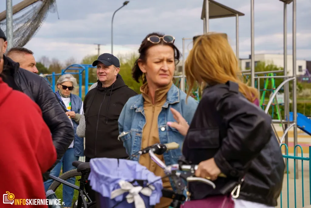 Rowerzyści podczas spotkania nad Zalewem Zadębie w Skierniewicach, zorganizowanego jako rozgrzewka przed Rowerową Stolicą Polski.