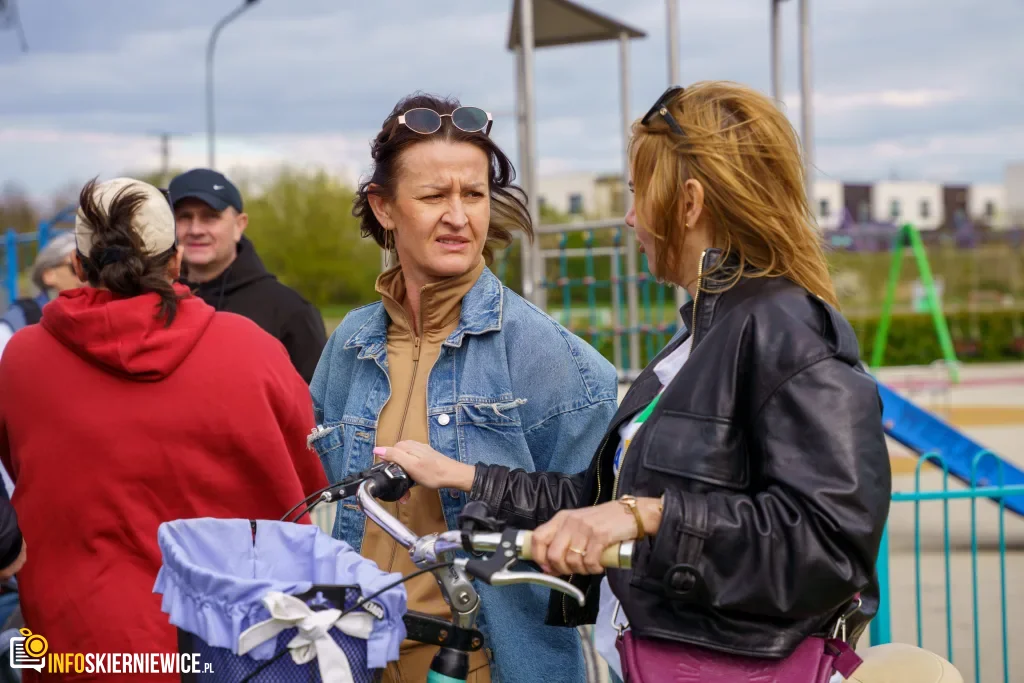 Rowerzyści podczas spotkania nad Zalewem Zadębie w Skierniewicach, zorganizowanego jako rozgrzewka przed Rowerową Stolicą Polski.
