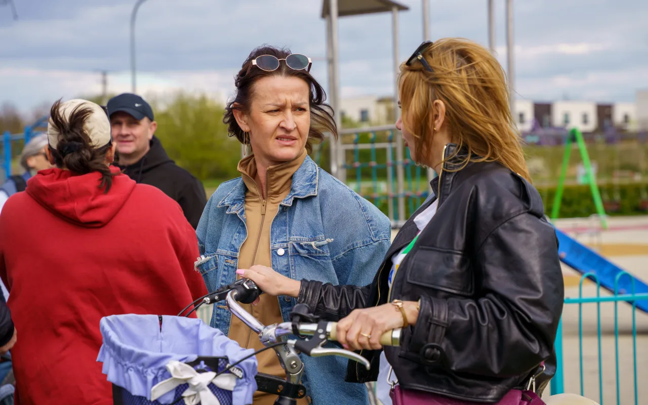 Rowerzyści podczas spotkania nad Zalewem Zadębie w Skierniewicach, zorganizowanego jako rozgrzewka przed Rowerową Stolicą Polski.