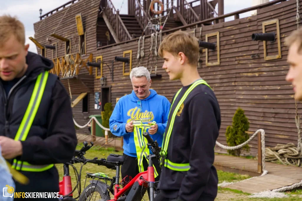 Rowerzyści podczas spotkania nad Zalewem Zadębie w Skierniewicach, zorganizowanego jako rozgrzewka przed Rowerową Stolicą Polski.