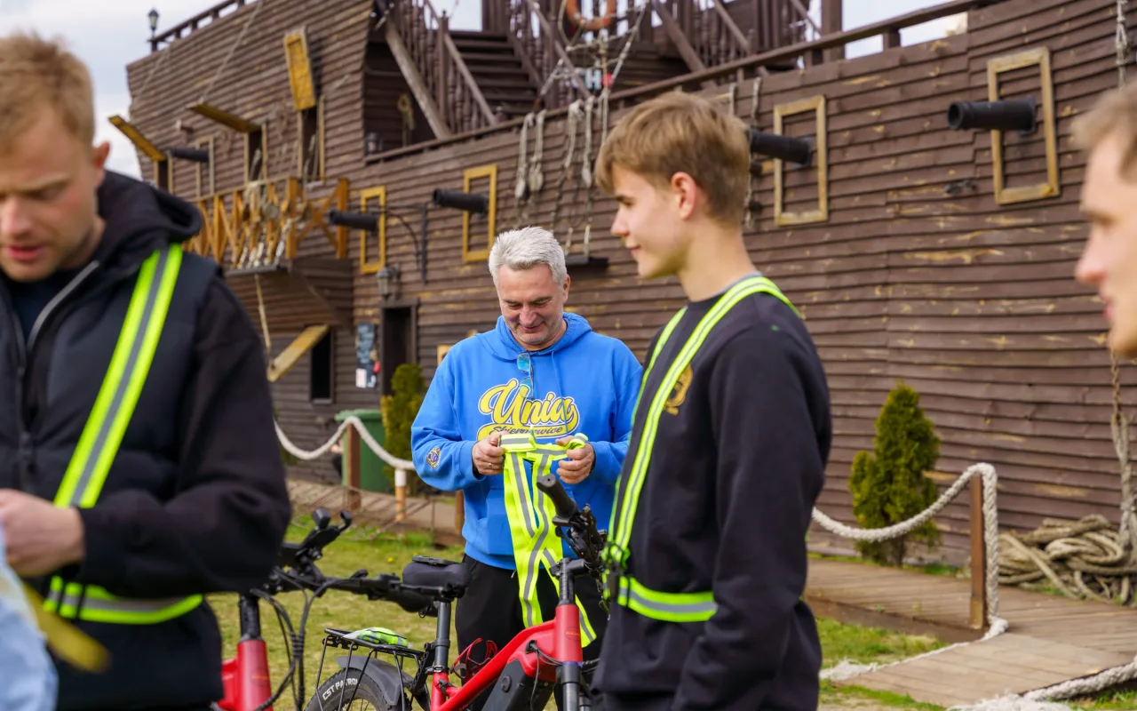 Rowerzyści podczas spotkania nad Zalewem Zadębie w Skierniewicach, zorganizowanego jako rozgrzewka przed Rowerową Stolicą Polski.