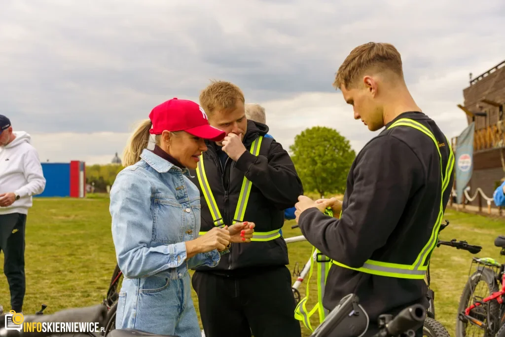 Rowerzyści podczas spotkania nad Zalewem Zadębie w Skierniewicach, zorganizowanego jako rozgrzewka przed Rowerową Stolicą Polski.