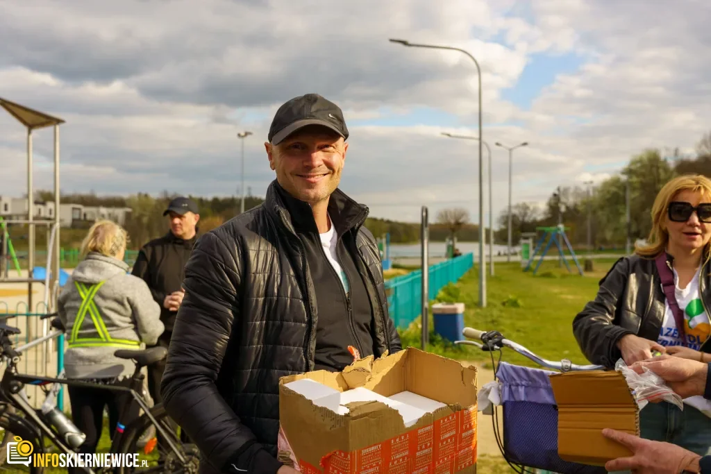 Rowerzyści podczas spotkania nad Zalewem Zadębie w Skierniewicach, zorganizowanego jako rozgrzewka przed Rowerową Stolicą Polski.