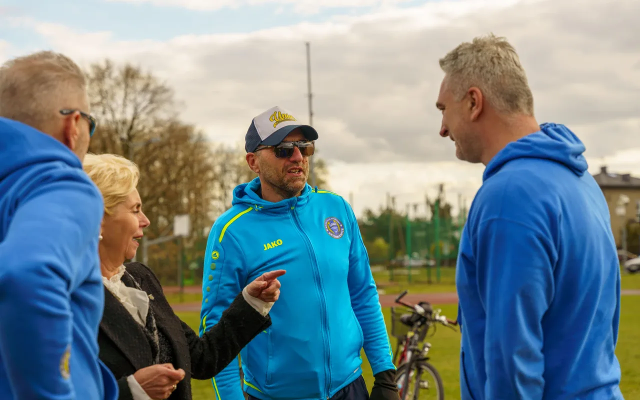 Rowerzyści podczas spotkania nad Zalewem Zadębie w Skierniewicach, zorganizowanego jako rozgrzewka przed Rowerową Stolicą Polski.