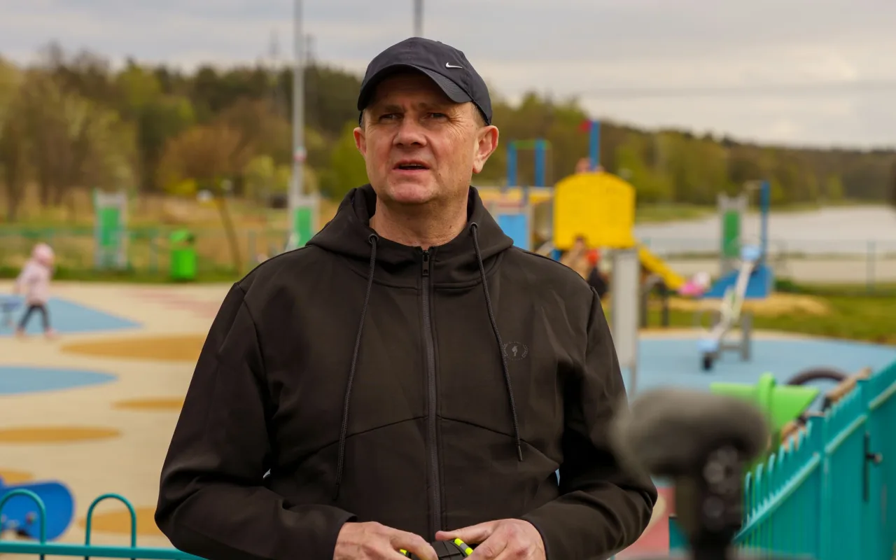 Rowerzyści podczas spotkania nad Zalewem Zadębie w Skierniewicach, zorganizowanego jako rozgrzewka przed Rowerową Stolicą Polski.