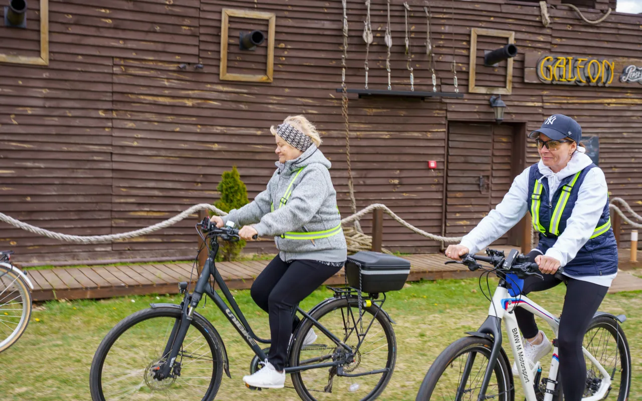 Rowerzyści podczas spotkania nad Zalewem Zadębie w Skierniewicach, zorganizowanego jako rozgrzewka przed Rowerową Stolicą Polski.