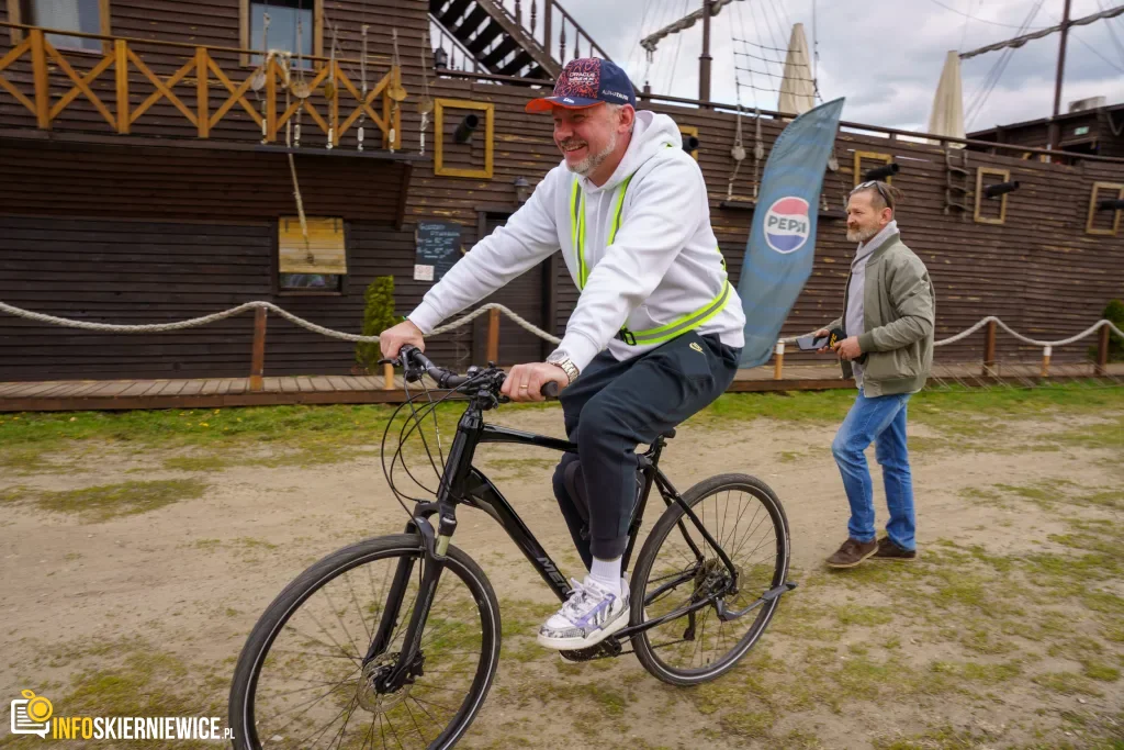 Rowerzyści podczas spotkania nad Zalewem Zadębie w Skierniewicach, zorganizowanego jako rozgrzewka przed Rowerową Stolicą Polski.