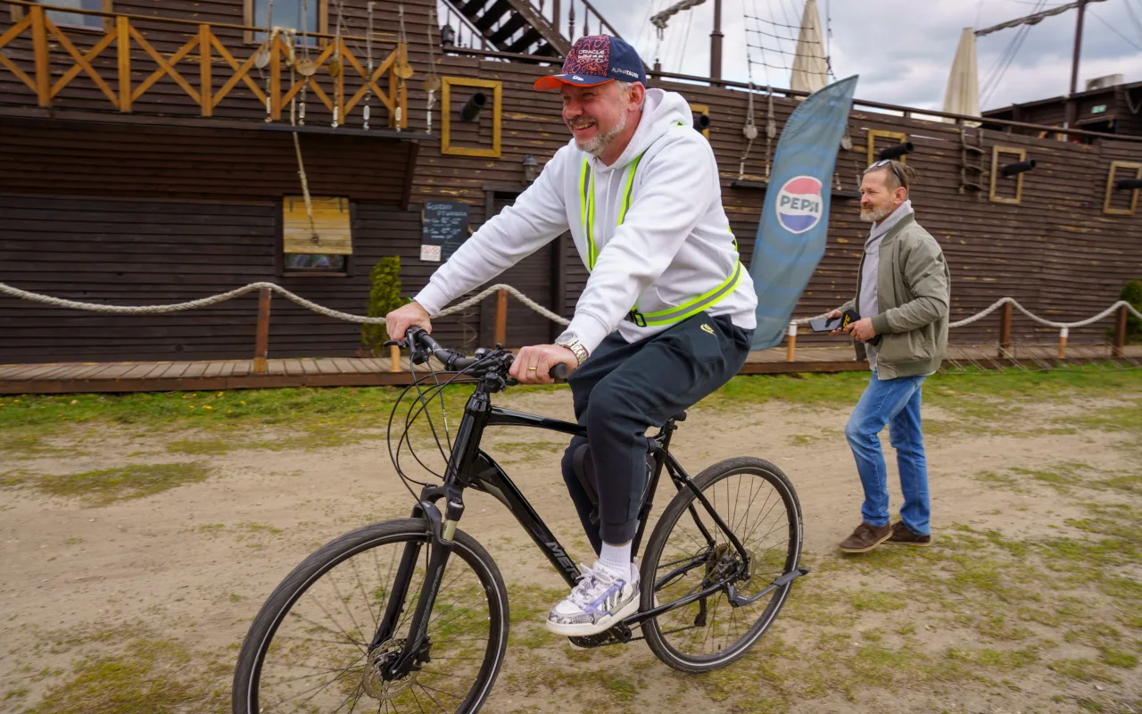 Rowerzyści podczas spotkania nad Zalewem Zadębie w Skierniewicach, zorganizowanego jako rozgrzewka przed Rowerową Stolicą Polski.