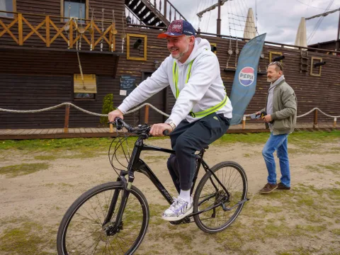 Rowerzyści podczas spotkania nad Zalewem Zadębie w Skierniewicach, zorganizowanego jako rozgrzewka przed Rowerową Stolicą Polski.