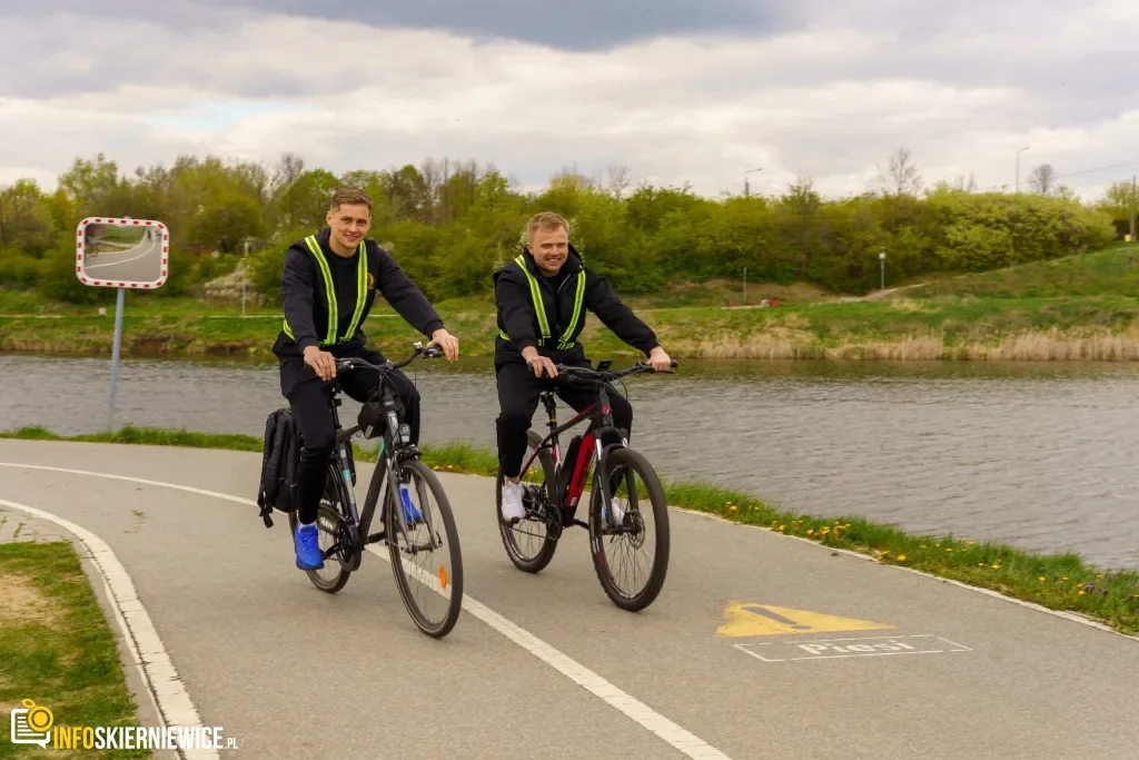Rowerzyści podczas spotkania nad Zalewem Zadębie w Skierniewicach, zorganizowanego jako rozgrzewka przed Rowerową Stolicą Polski.